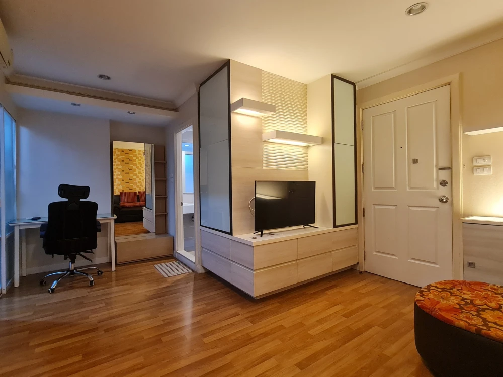 For rent: Lumpini Place Rama 9, beautifully decorated room, with nice wallpaper, everything you need here. Hurry and book before you miss your chance.