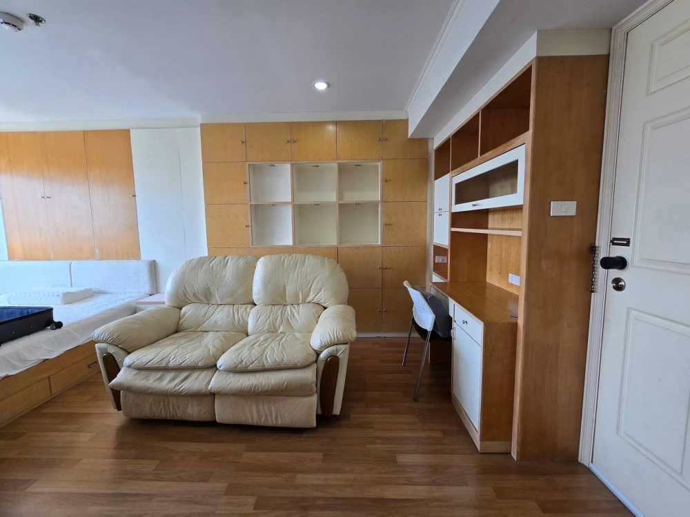 For rent: Lumpini Place Phahol - Saphan Kwai. Ready-to-move-in unit with complete amenities. Spacious and comfortable. Book now!