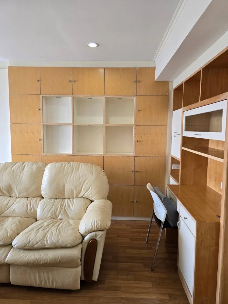 For rent: Lumpini Place Phahol - Saphan Kwai. Ready-to-move-in unit with complete amenities. Spacious and comfortable. Book now!