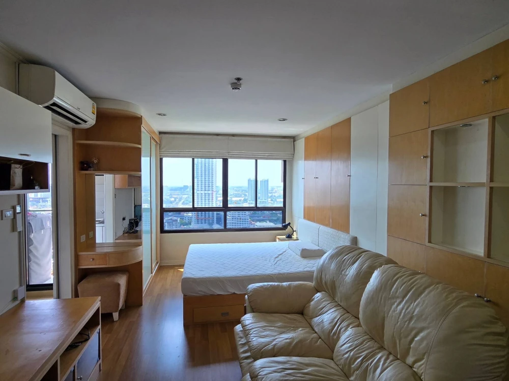 For rent: Lumpini Place Phahol - Saphan Kwai. Ready-to-move-in unit with complete amenities. Spacious and comfortable. Book now!