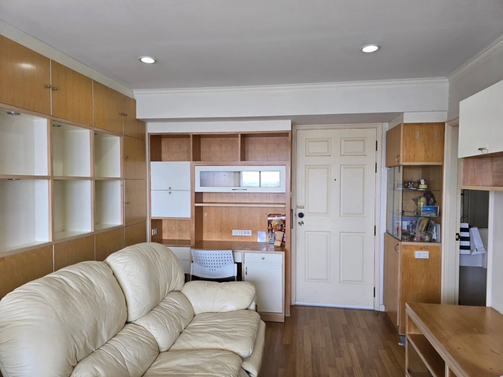 For rent: Lumpini Place Phahol - Saphan Kwai. Ready-to-move-in unit with complete amenities. Spacious and comfortable. Book now!