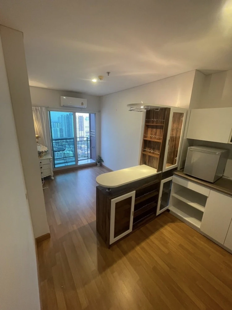 For rent: Lumpini Place Ratchada-Sathu. Beautiful view, bright and airy, no buildings obstructing the view, overlooking the Chao Phraya River bend. Bo