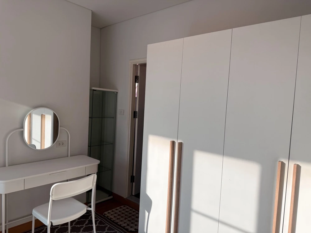 For rent: Lumpini Place Ratchada-Sathu, private corner room, no walls attached to other rooms, swimming pool view, 9th floor, ready to move in.