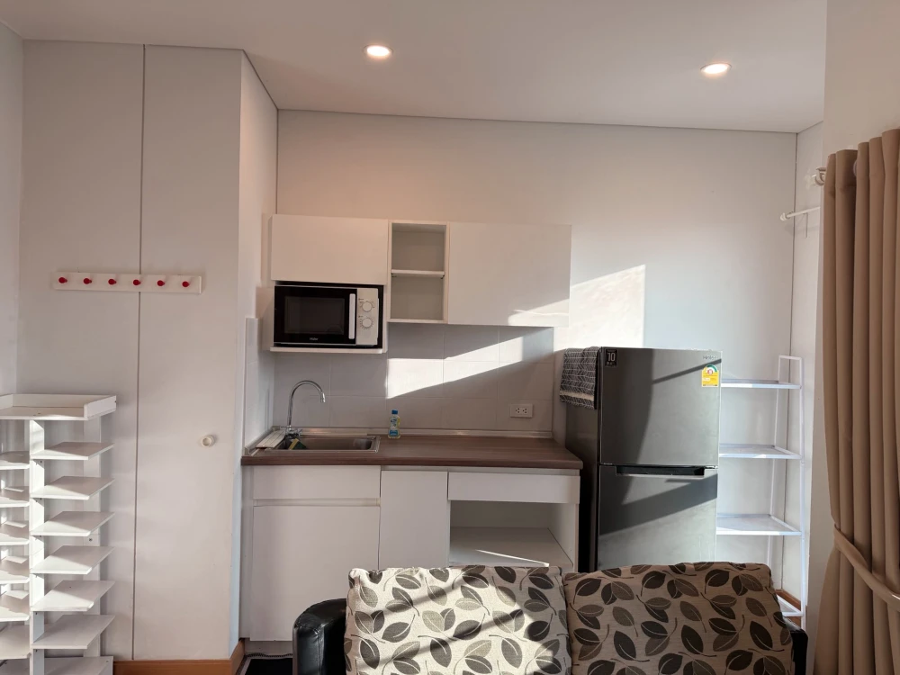 For rent: Lumpini Place Ratchada-Sathu, private corner room, no walls attached to other rooms, swimming pool view, 9th floor, ready to move in.