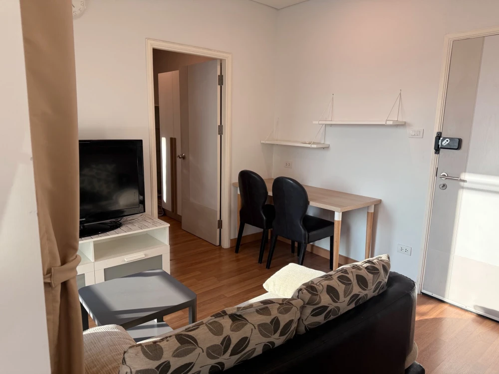 For rent: Lumpini Place Ratchada-Sathu, private corner room, no walls attached to other rooms, swimming pool view, 9th floor, ready to move in.