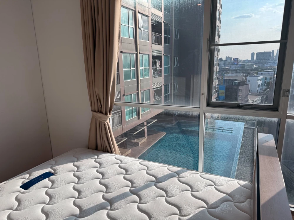 For rent: Lumpini Place Ratchada-Sathu, private corner room, no walls attached to other rooms, swimming pool view, 9th floor, ready to move in.