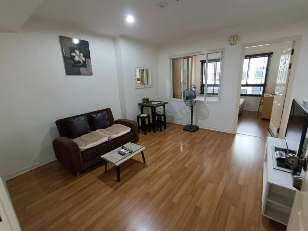 For rent Lumpini Place-Ratchada Thapra. Corner room next to the garden The room is not attached to anyone. The atmosphere is very private. Hurry up to move.