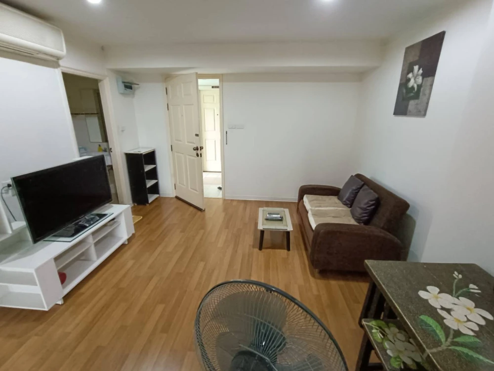 For rent Lumpini Place-Ratchada Thapra. Corner room next to the garden The room is not attached to anyone. The atmosphere is very private. Hurry up to move.