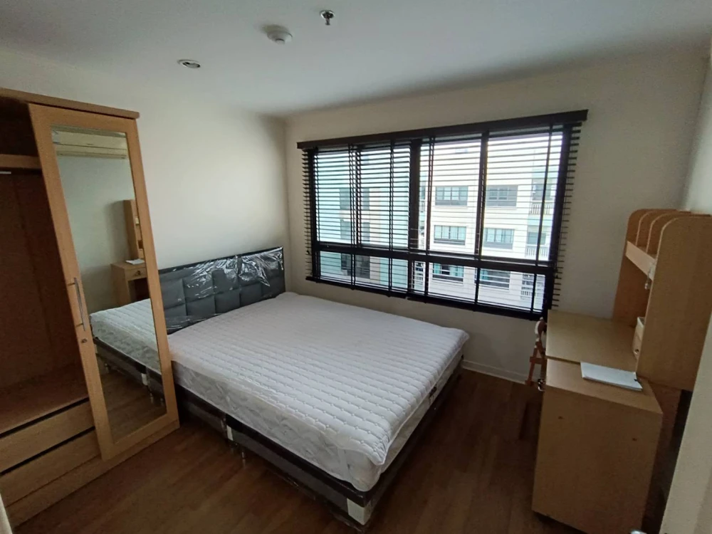 For rent Lumpini Place-Ratchada Thapra. Corner room next to the garden The room is not attached to anyone. The atmosphere is very private. Hurry up to move.