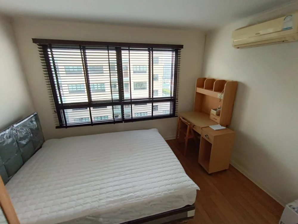 For rent Lumpini Place-Ratchada Thapra. Corner room next to the garden The room is not attached to anyone. The atmosphere is very private. Hurry up to move.