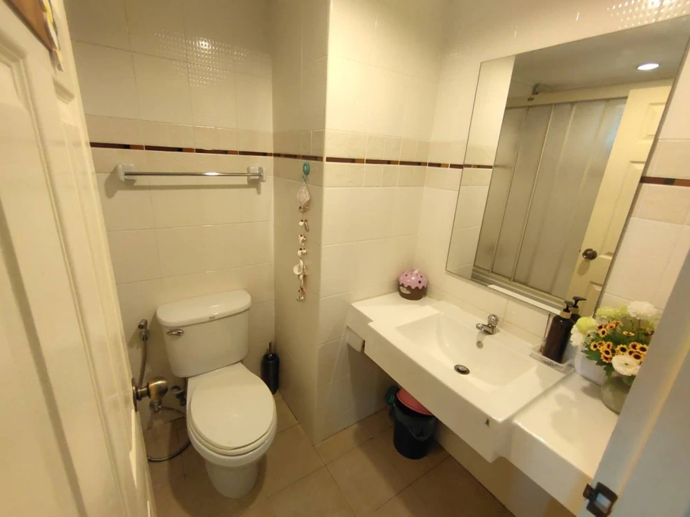 For rent Lumpini Place-Ratchada Thapra. Corner room next to the garden The room is not attached to anyone. The atmosphere is very private. Hurry up to move.