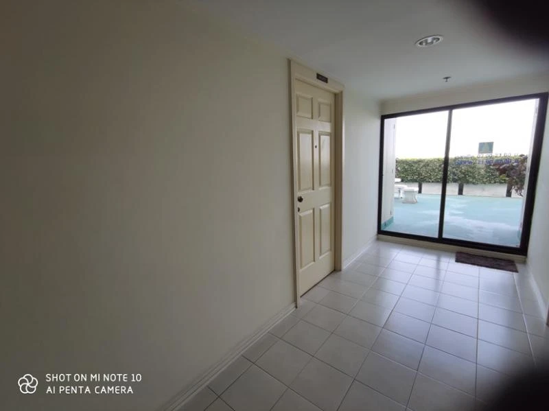 For rent Lumpini Place-Ratchada Thapra. Corner room next to the garden The room is not attached to anyone. The atmosphere is very private. Hurry up to move.