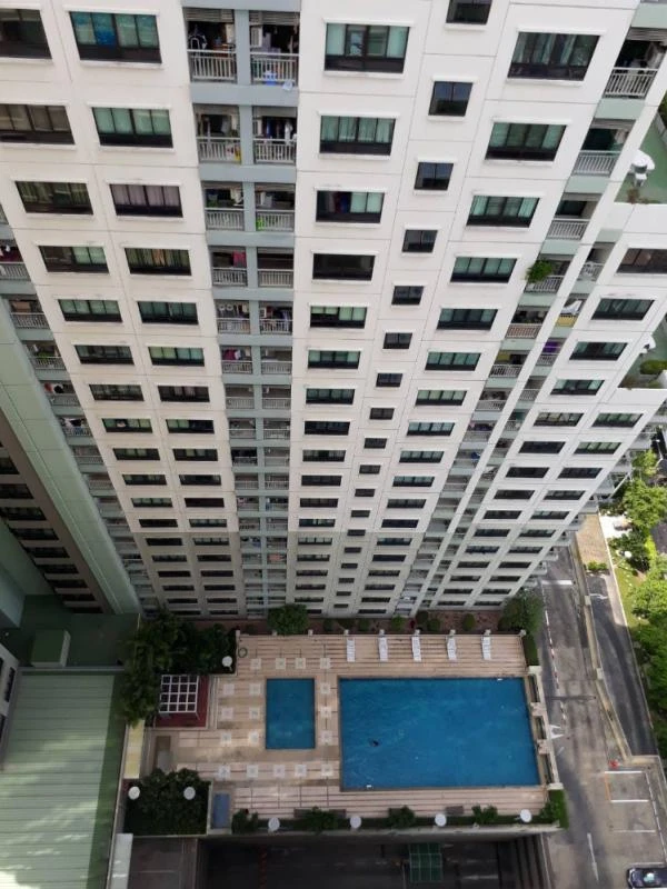 For rent Lumpini Place-Ratchada Thapra. Corner room next to the garden The room is not attached to anyone. The atmosphere is very private. Hurry up to move.