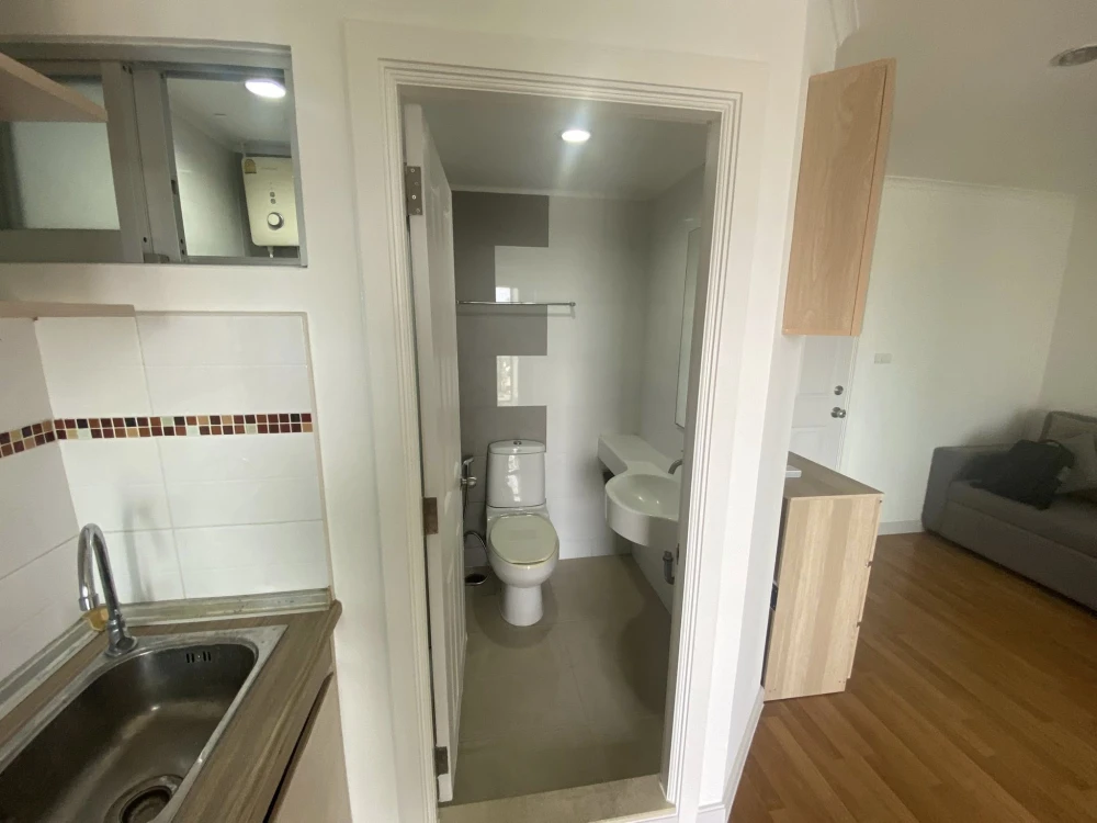 For rent: Lumpini Place Ratchayothin, nice room, good location, fully furnished, view of Chang Building, don't miss it.