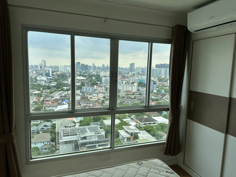 For rent: Lumpini Place Ratchayothin, very high floor, nice atmosphere, complete with electrical appliances. Don't miss it!