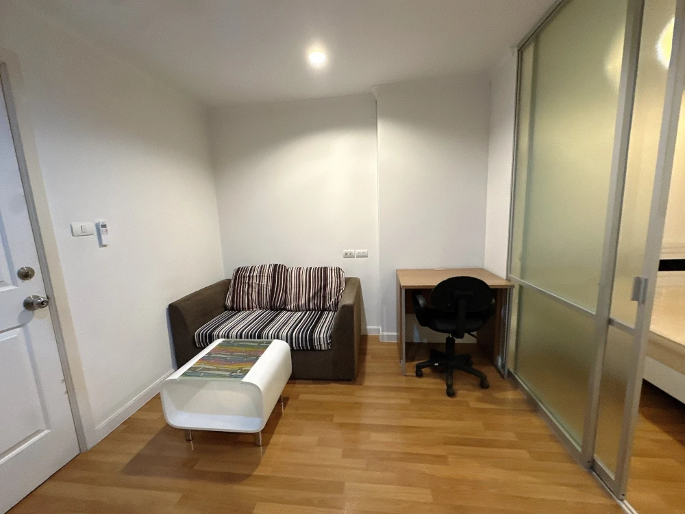 For rent: Lumpini Place Ratchayothin, very high floor, nice atmosphere, complete with electrical appliances. Don't miss it!