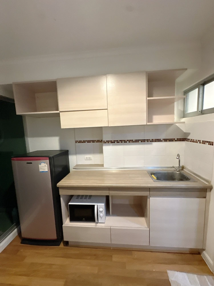 For rent: Lumpini Place Ratchayothin, very high floor, nice atmosphere, complete with electrical appliances. Don't miss it!