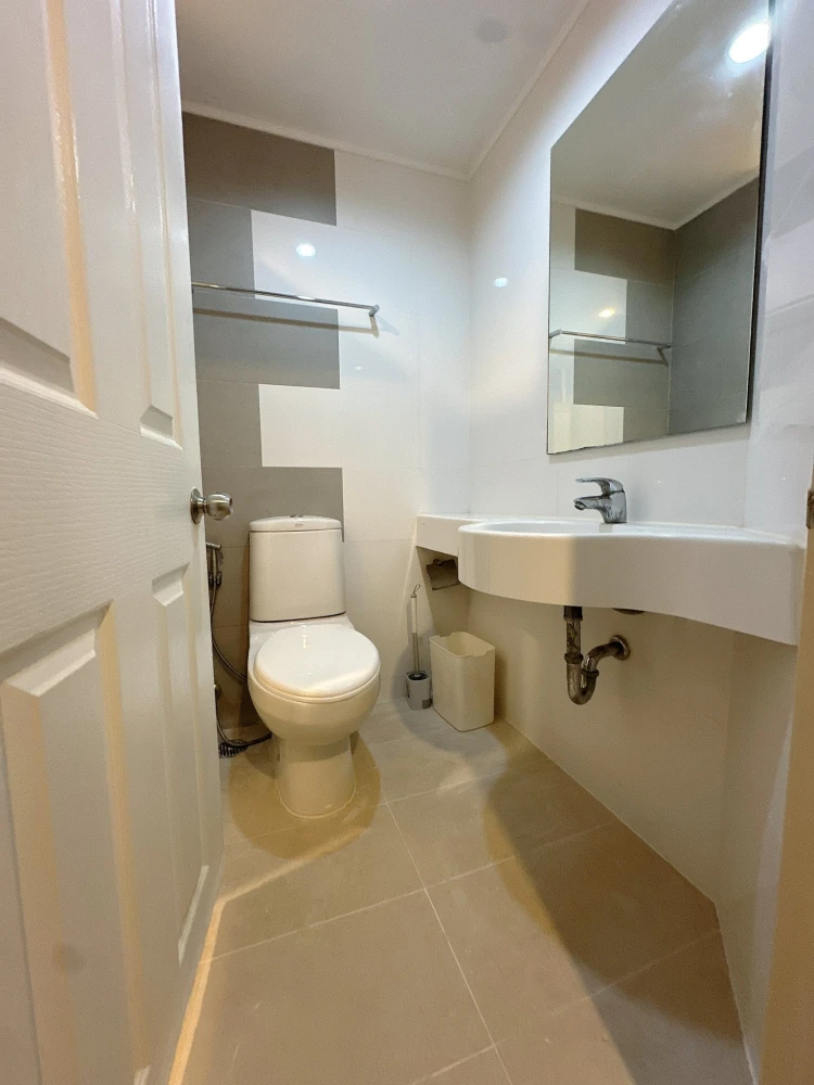 For rent: Lumpini Place Ratchayothin, very high floor, nice atmosphere, complete with electrical appliances. Don't miss it!