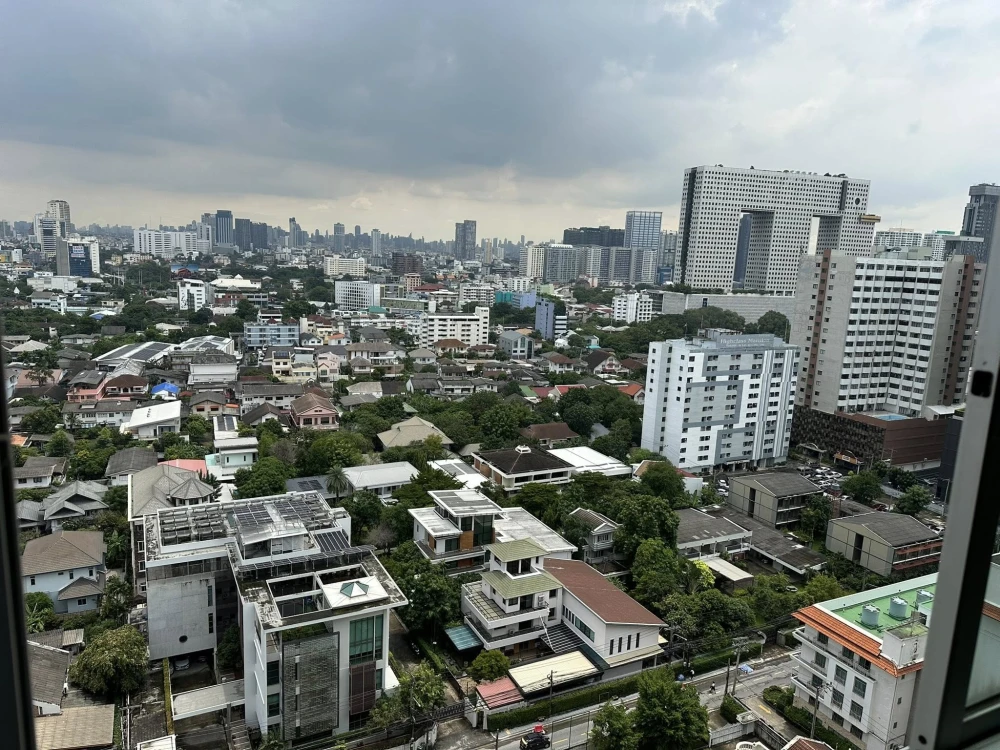 For rent: Lumpini Place Ratchayothin, very high floor, nice atmosphere, complete with electrical appliances. Don't miss it!