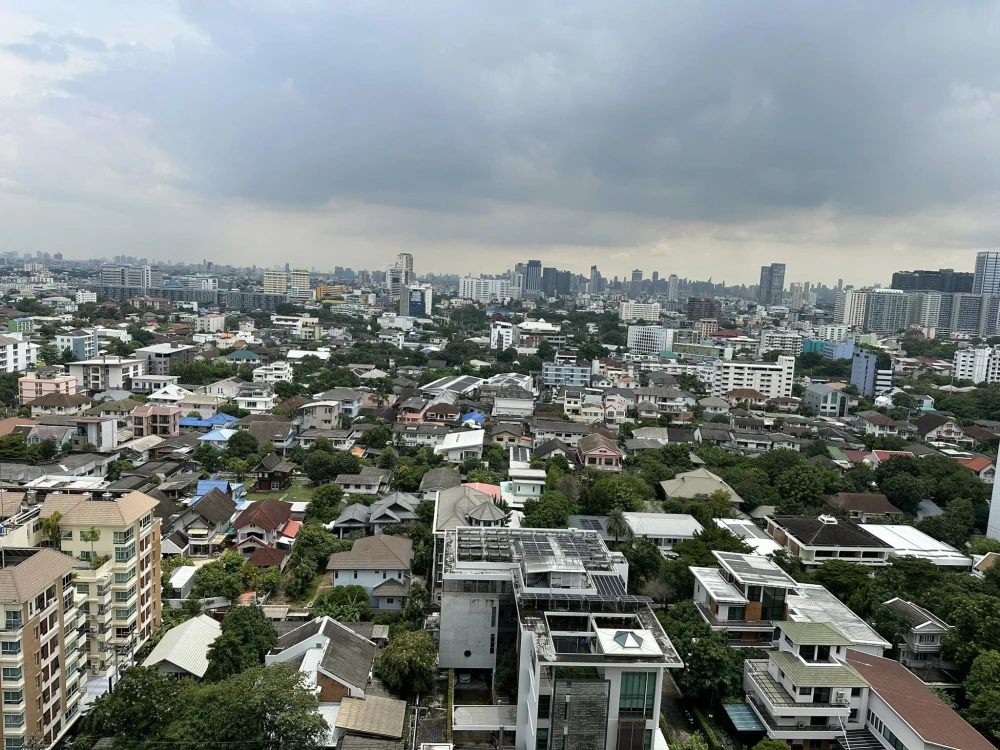For rent: Lumpini Place Ratchayothin, very high floor, nice atmosphere, complete with electrical appliances. Don't miss it!