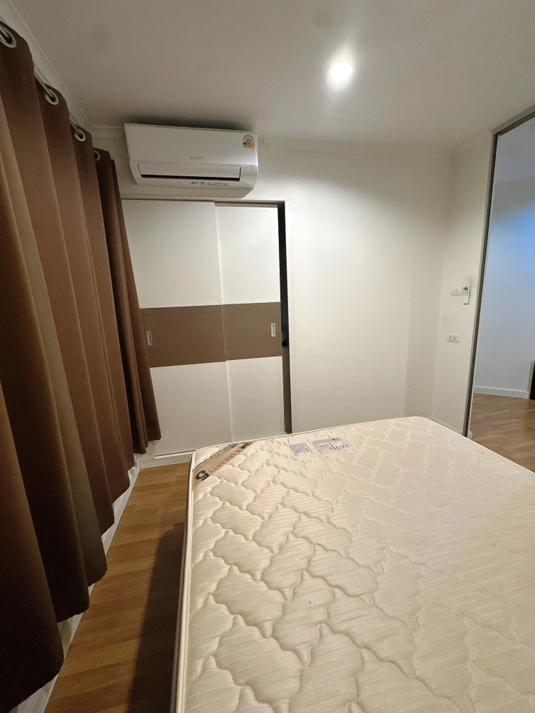 For rent: Lumpini Place Ratchayothin, very high floor, nice atmosphere, complete with electrical appliances. Don't miss it!