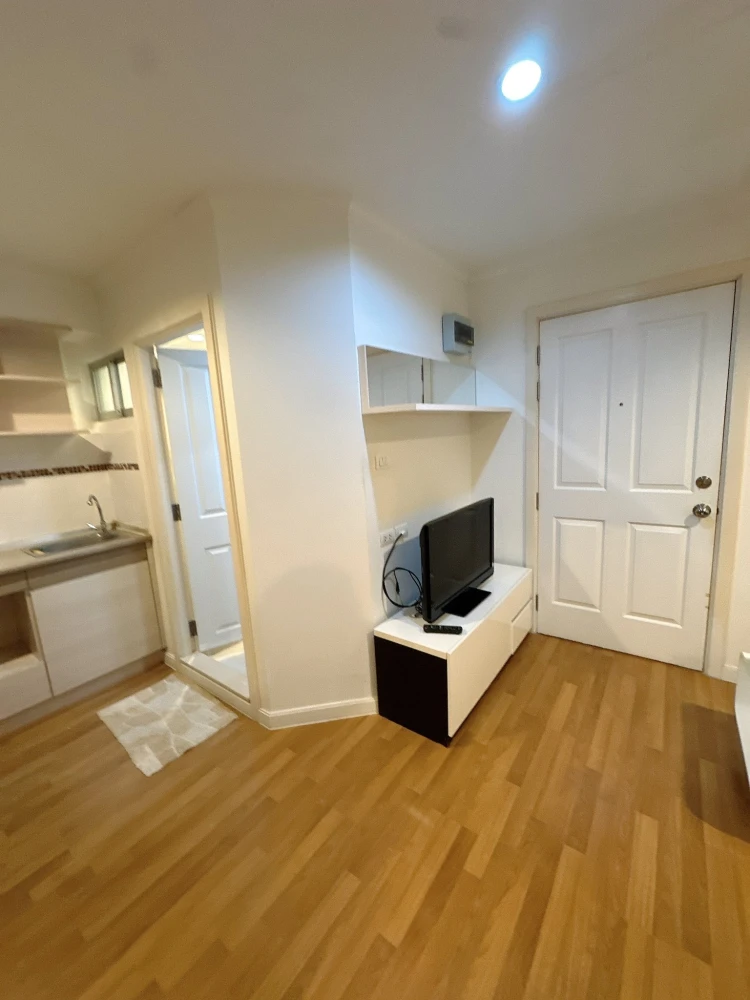 For rent: Lumpini Place Ratchayothin, very high floor, nice atmosphere, complete with electrical appliances. Don't miss it!