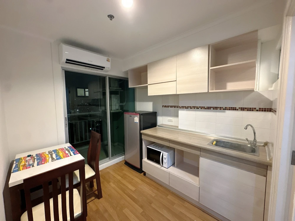 For rent: Lumpini Place Ratchayothin, very high floor, nice atmosphere, complete with electrical appliances. Don't miss it!
