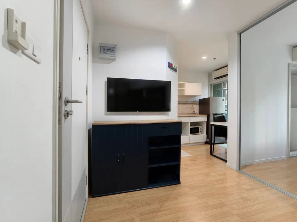 For rent: Lumpini Place Srinakarin-Huamark Station. Ready to move in, fully furnished. Just bring your belongings! Book now before it's too late!