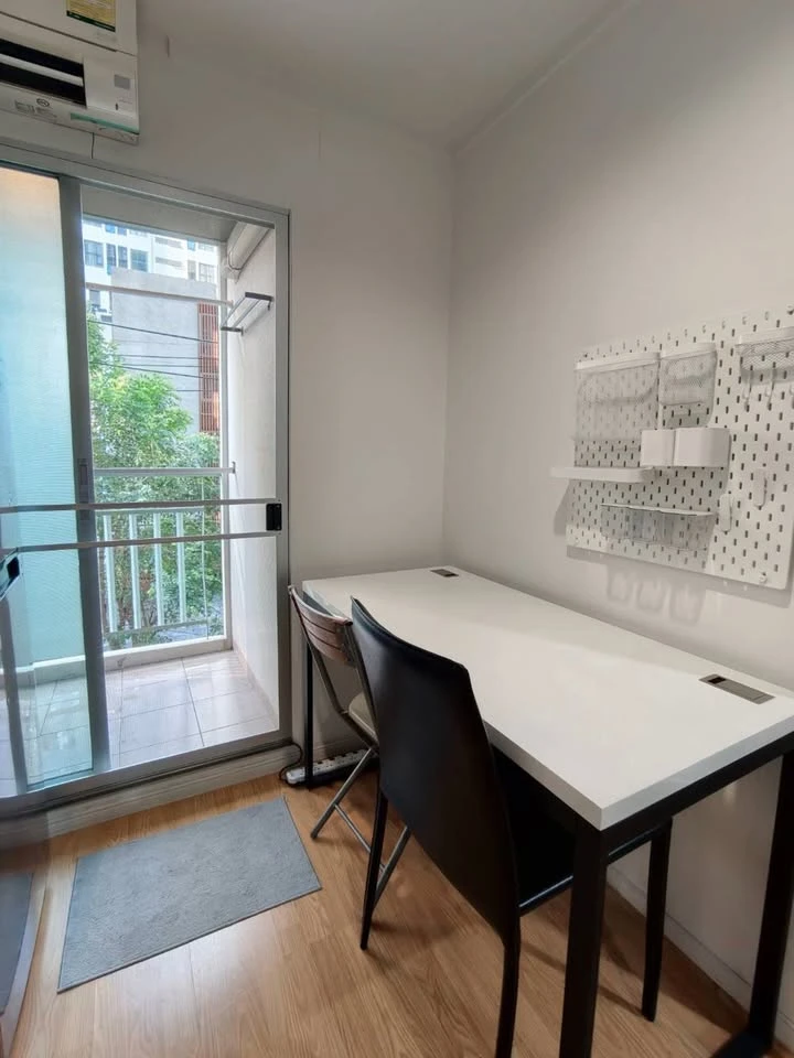 For rent: Lumpini Place Srinakarin-Huamark Station. Ready to move in, fully furnished. Just bring your belongings! Book now before it's too late!