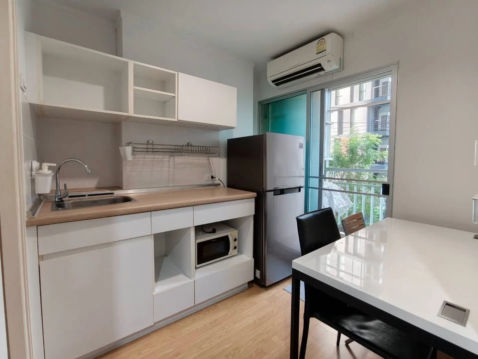 For rent: Lumpini Place Srinakarin-Huamark Station. Ready to move in, fully furnished. Just bring your belongings! Book now before it's too late!