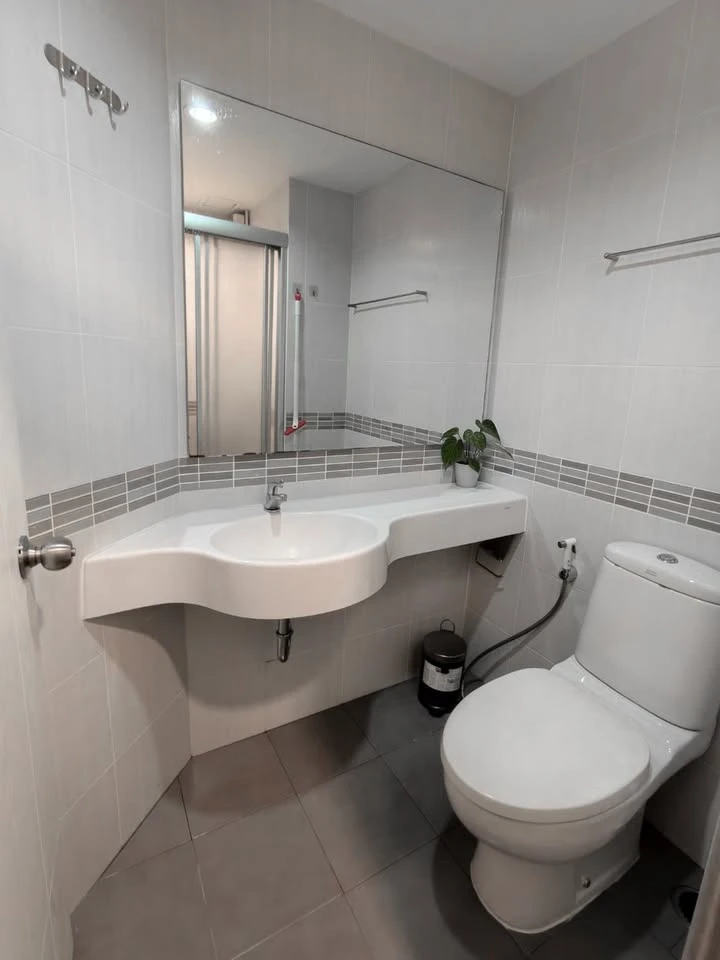 For rent: Lumpini Place Srinakarin-Huamark Station. Ready to move in, fully furnished. Just bring your belongings! Book now before it's too late!