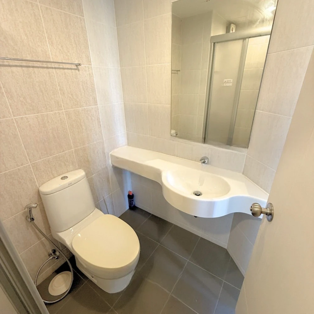 For rent: Lumpini Place Suksawat - Rama 2, north-facing room, very high floor, has a kitchen, furniture, appliances, lovely price.