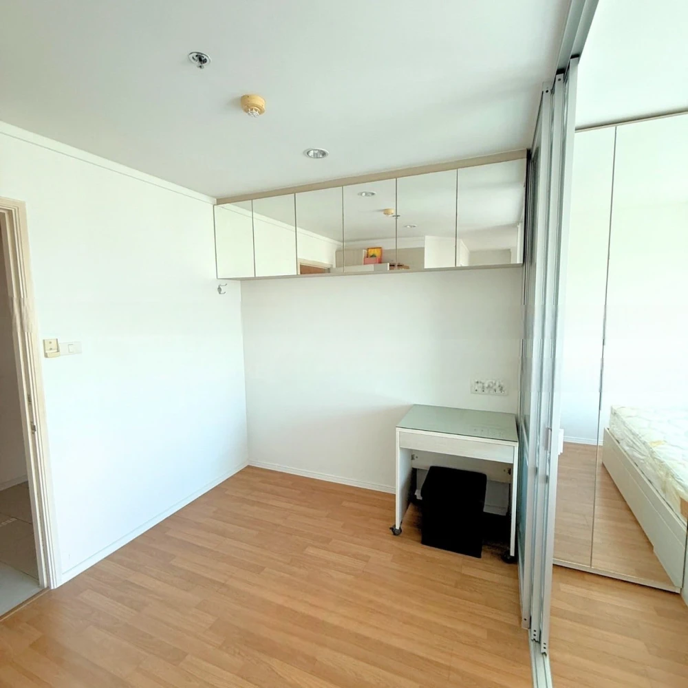 For rent: Lumpini Place Suksawat - Rama 2, north-facing room, very high floor, has a kitchen, furniture, appliances, lovely price.