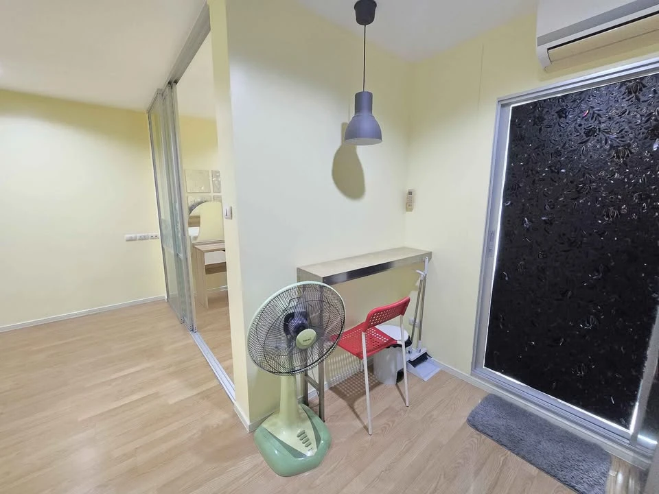 For rent: Lumpini Mega City Bangna, Building A, next to the road, fully decorated room with a nice tone, first come first served.