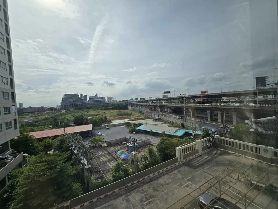 For rent: Lumpini Mega City Bangna, Building A, next to the road, fully decorated room with a nice tone, first come first served.
