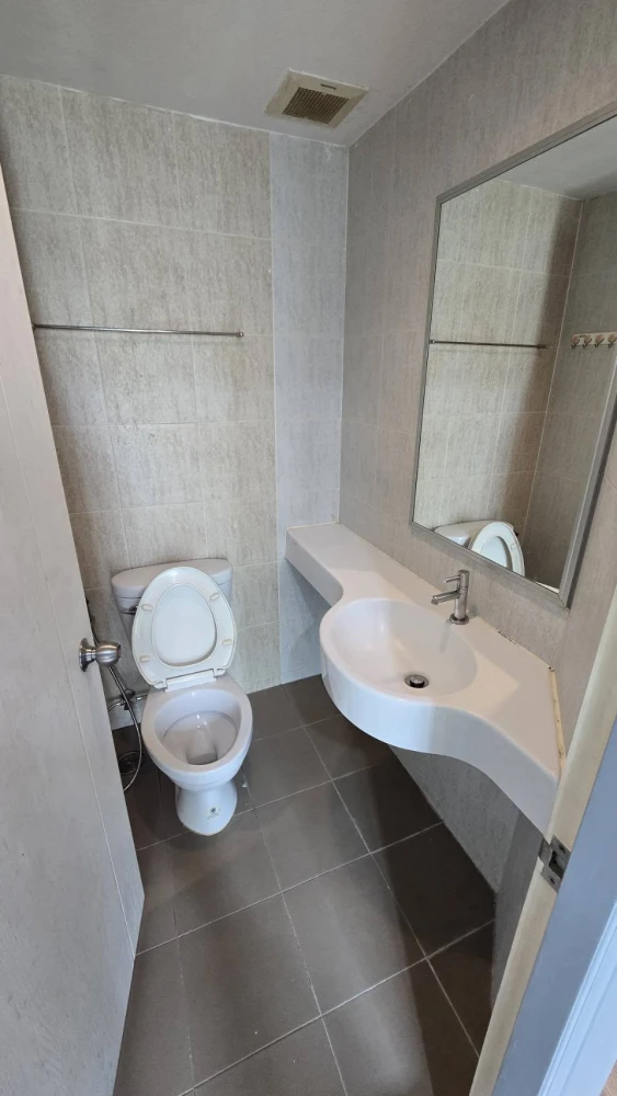 For rent: Lumpini Park Phetkasem 98, ready-to-move-in unit with full furniture, affordable price. Book now!