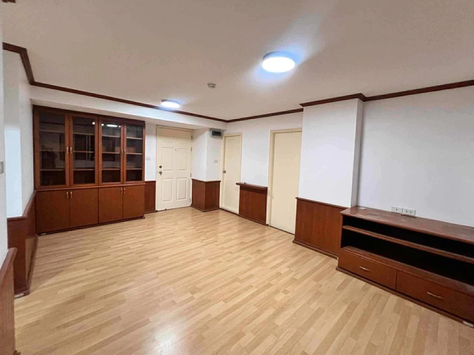 For rent: Lumpini Center Nawamin, corner room with privacy, lots of usable space, hurry and reserve before you miss out.