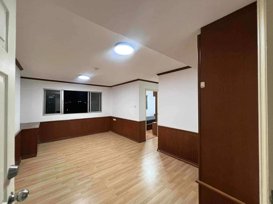 For rent: Lumpini Center Nawamin, corner room with privacy, lots of usable space, hurry and reserve before you miss out.