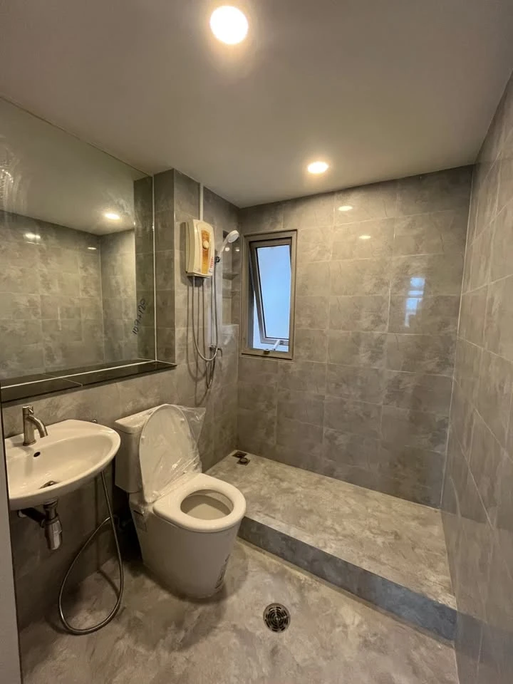 For rent: Victoria Lakeview Condominium, large 2-bedroom unit with wallpaper, excellent ventilation, at an affordable price. Such a great deal, book n