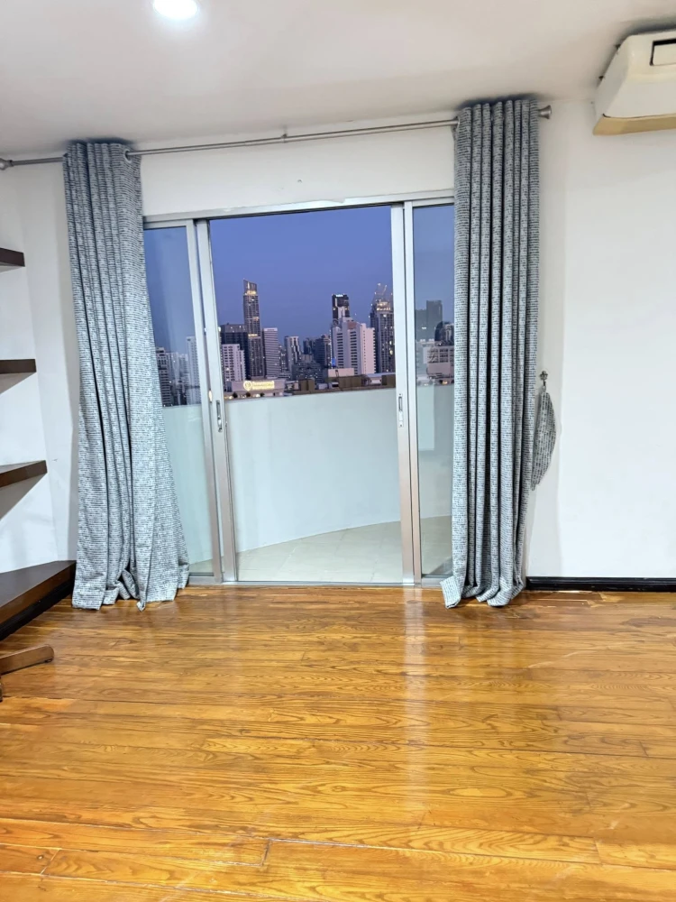 For rent: High floor, Wittayu Complex, beautiful city view, plenty of usable space, first come first served.