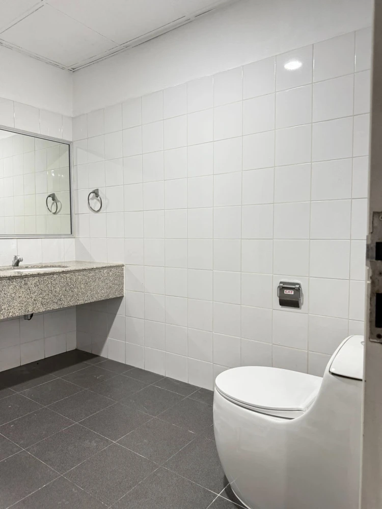 For rent: High floor, Wittayu Complex, beautiful city view, plenty of usable space, first come first served.