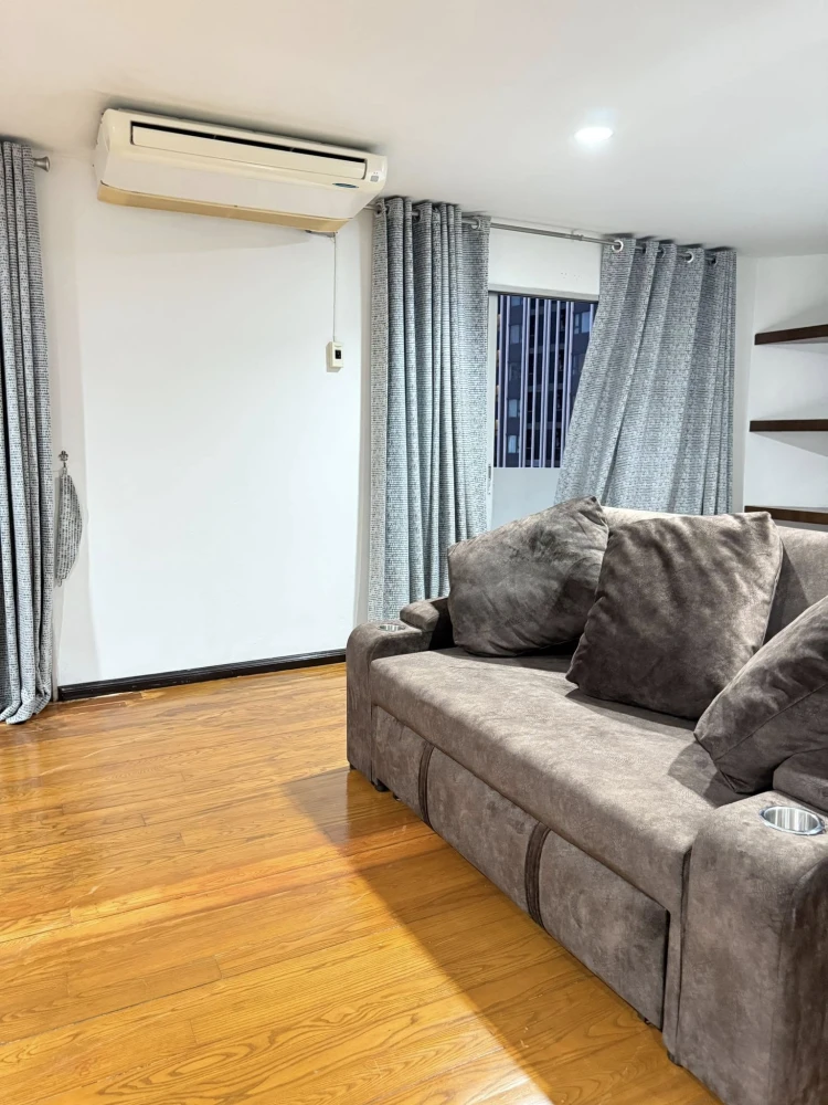 For rent: High floor, Wittayu Complex, beautiful city view, plenty of usable space, first come first served.