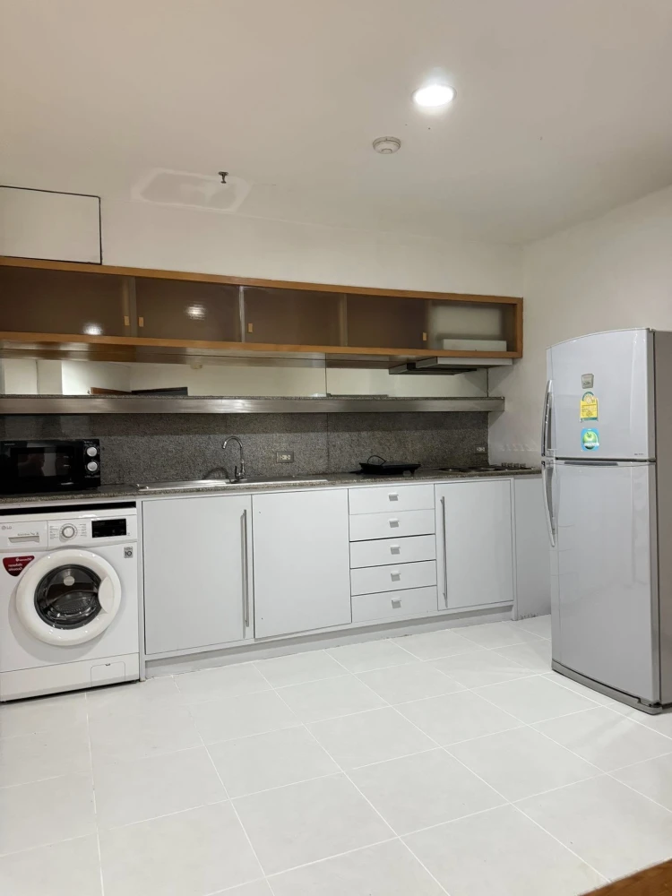 For rent: High floor, Wittayu Complex, beautiful city view, plenty of usable space, first come first served.