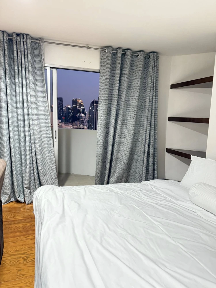 For rent: High floor, Wittayu Complex, beautiful city view, plenty of usable space, first come first served.