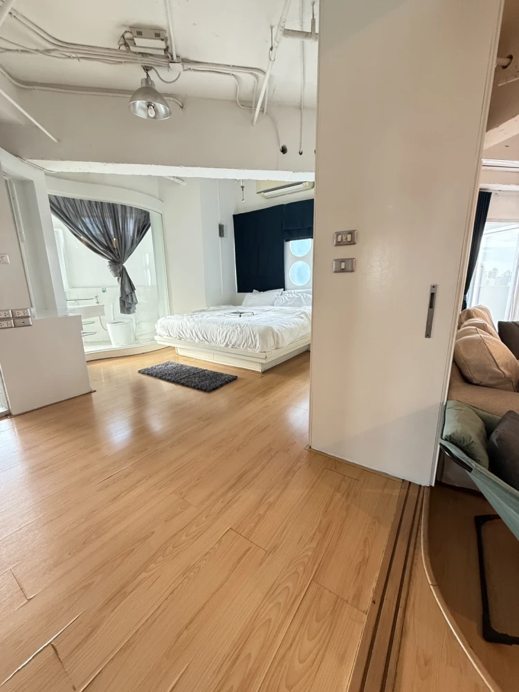 For rent, Wittayu Complex, very high floor, beautiful view of Bangkok at night, stylishly decorated, hurry and book now.