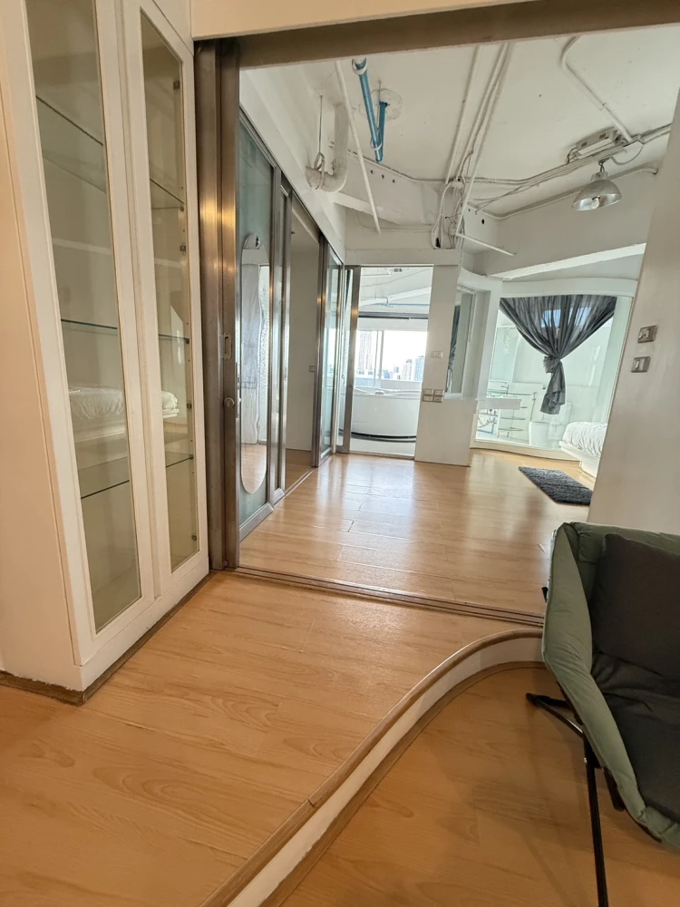 For rent, Wittayu Complex, very high floor, beautiful view of Bangkok at night, stylishly decorated, hurry and book now.