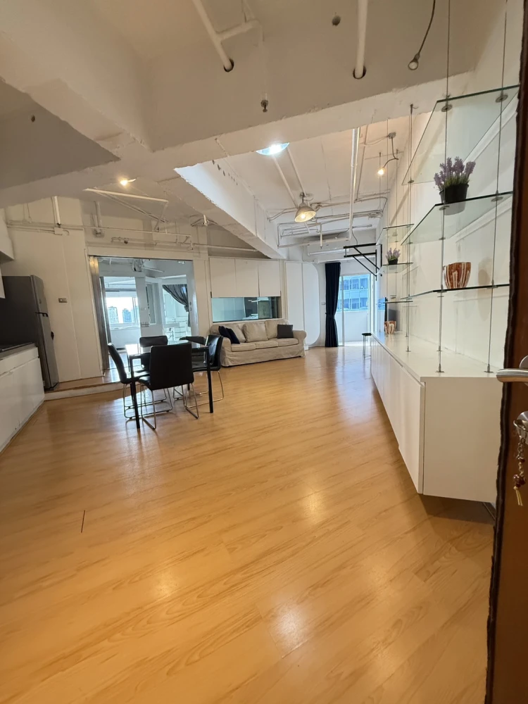 For rent, Wittayu Complex, very high floor, beautiful view of Bangkok at night, stylishly decorated, hurry and book now.