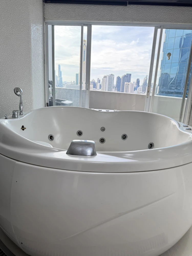 For rent, Wittayu Complex, very high floor, beautiful view of Bangkok at night, stylishly decorated, hurry and book now.