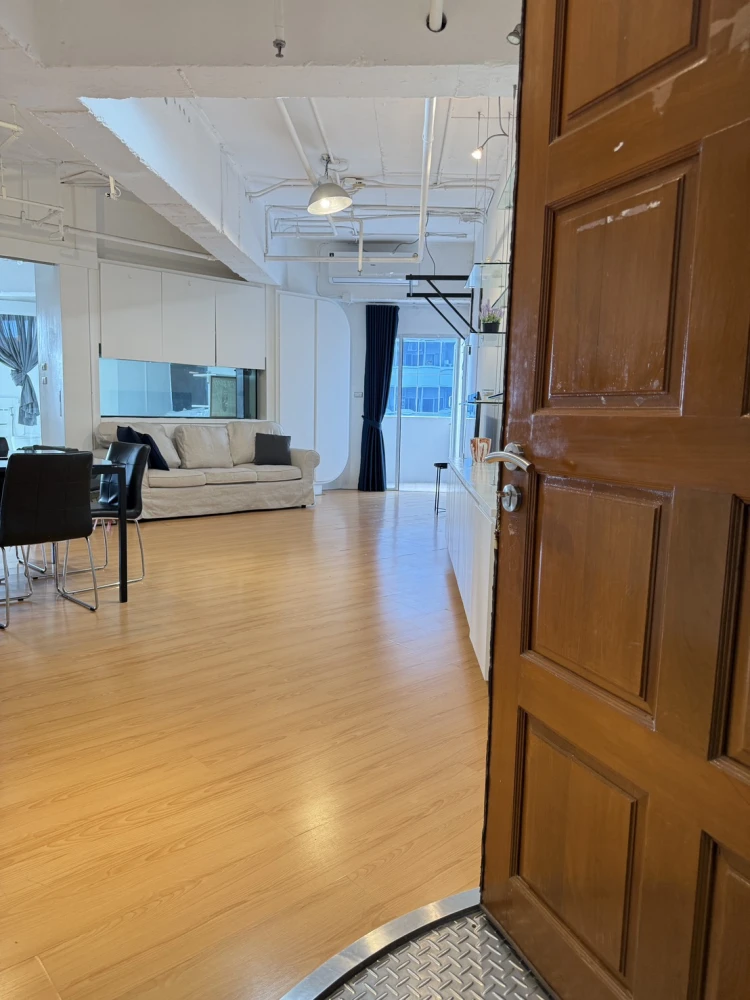 For rent, Wittayu Complex, very high floor, beautiful view of Bangkok at night, stylishly decorated, hurry and book now.