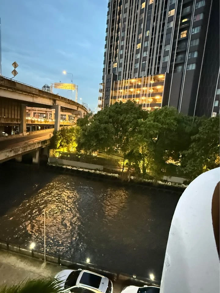 For rent: Wittayu Complex, 3rd floor room, super chill pool view, beautiful view of Bangkok at night, modern decoration, reserve now!